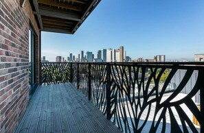 Luxury Apartment | Balcony - Entire Riverside Flat Canary Wharf views (London)