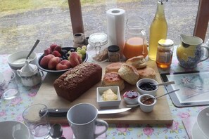 Outdoor dining - Country cottage rooms en suite king bed (Dingle)