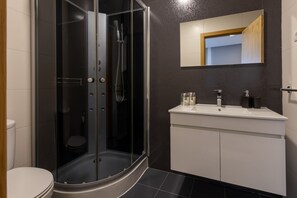 Ferienhaus, 1 Schlafzimmer (Casa da Nora) | Badezimmer | Dusche, Regendusche, Haartrockner, Handtücher