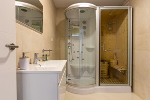 House, 1 Bedroom (Casa da Moura) | Bathroom | Shower, rainfall showerhead, hair dryer, towels - Villa Alzira (Seia)