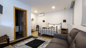 House, 1 Bedroom (Casa da Nora) | 1 bedroom, minibar, individually furnished, desk