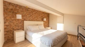 Minibar, muebles diferentes y escritorio