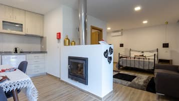 House, 1 Bedroom (Casa da Nora) | 1 bedroom, minibar, individually furnished, desk
