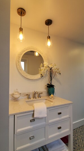 Combined shower/bathtub, hair dryer, towels, soap