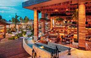 Outdoor dining - Grand Bliss luxury 5 star 2 bedroom suite w/ a Large Balcony with pool (Acapulco)