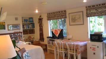 Classic Double or Twin Studio | Living area