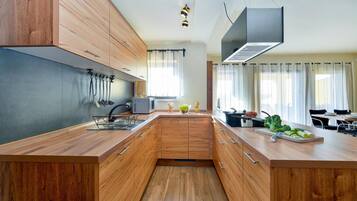 Frigorífico, placa de cocina, lavavajillas y cafetera o tetera