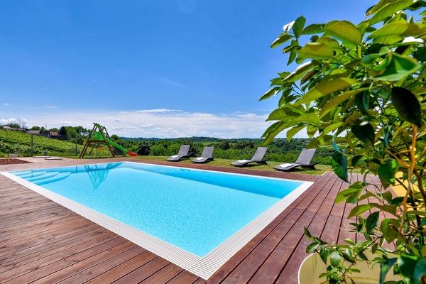 Een verwarmd zwembad