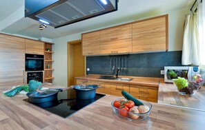 Fridge, stovetop, dishwasher, coffee/tea maker - Nice home in Selnica with sauna (Selnica)