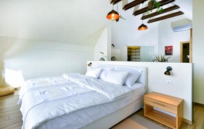 2 bedrooms, travel crib, free WiFi, bed sheets