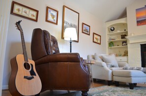 Een televisie en een open haard