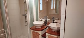 Combined shower/tub
