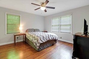 4 bedrooms, iron/ironing board, free WiFi, bed sheets