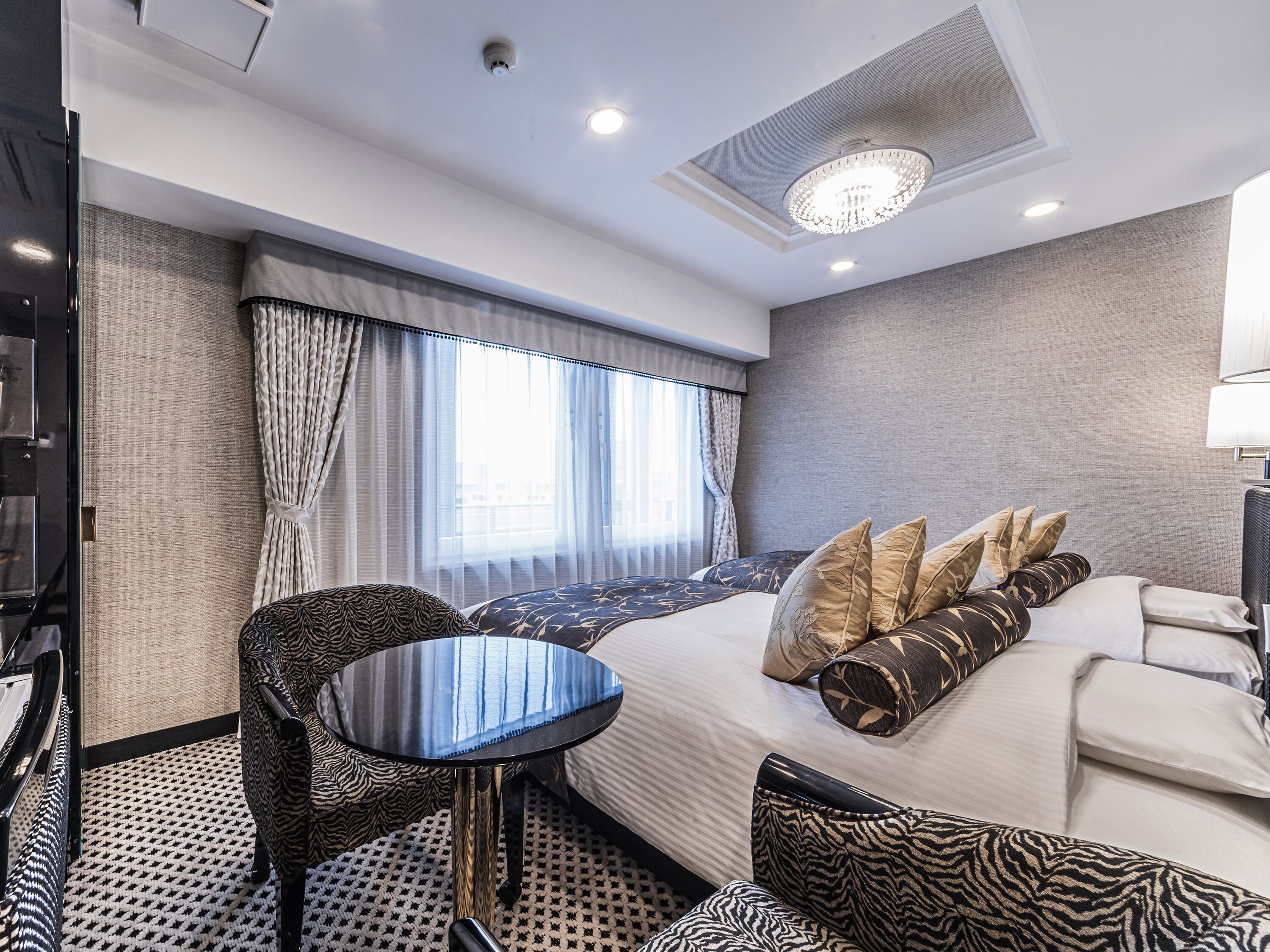 deluxe twin room | desk, blackout curtains, free wifi, bed sheets