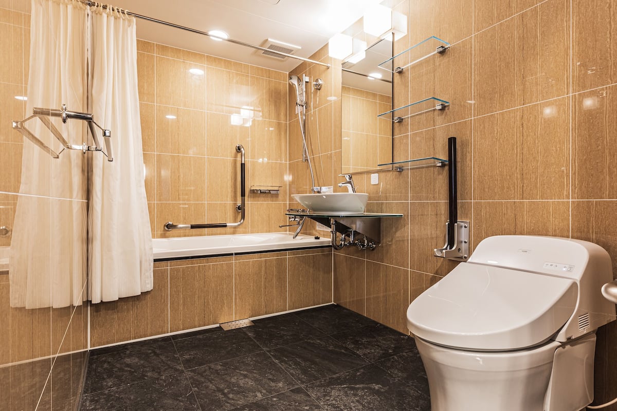 deluxe twin room | bathroom | combined shower/bathtub, free toiletries, hair dryer, slippers