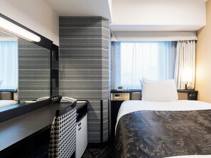 Desk, blackout curtains, free WiFi, bed sheets - APA Hotel Shin Osaka Esaka Ekimae (Suita)