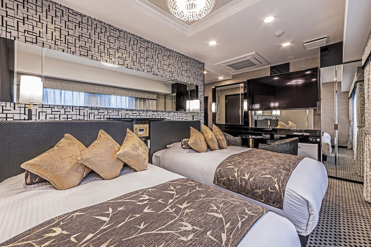 deluxe twin room | desk, blackout curtains, free wifi, bed sheets