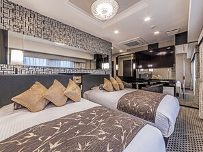 Escritorio, cortinas blackout, wifi gratis y ropa de cama