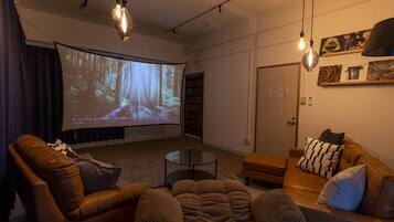 Apartamento família, várias camas, para não fumantes, vista para o jardim | Sala de estar | TV de tela plana 40 polegadas com canais digitais, TV, Netflix