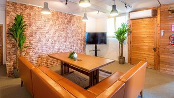 Family Apartment, Multiple Beds, Non Smoking, Garden View | In-room dining