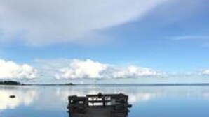 A calm body of water with a dock extending into it. - Cozy and modern cottage by the beach in the south of Sweden (Djursvik)