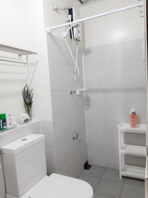 Secadora de cabello, toallas, jabón, papel de baño 