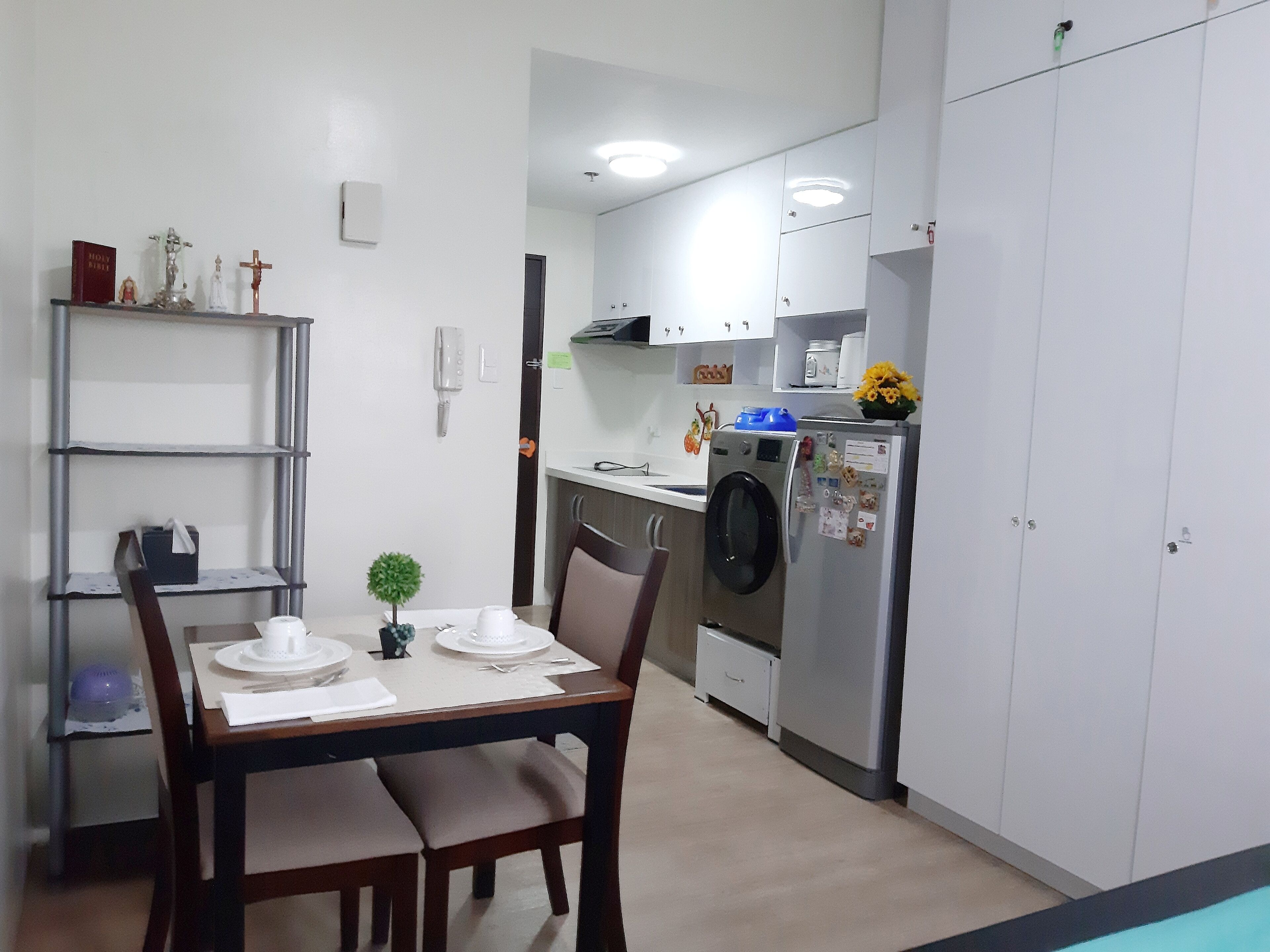 Fridge, stovetop, dishwasher, coffee/tea maker