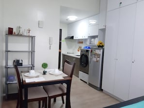 Refrigerador, parrilla de estufa, lavavajillas y cafetera y tetera 