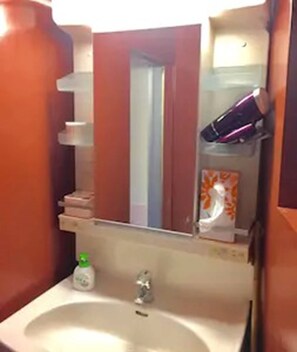 Private Villa | Bathroom | Combined shower/tub, free toiletries, hair dryer, slippers - Private Hot Spring Villa Ninomiyaan (Atami)
