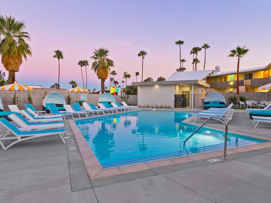 Piscine extérieure, cabanons gratuits, parasols de plage