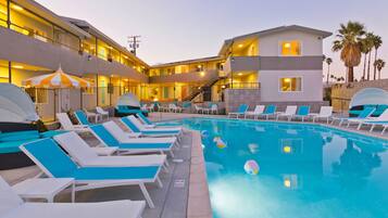 Piscine extérieure, cabanons gratuits, parasols de plage