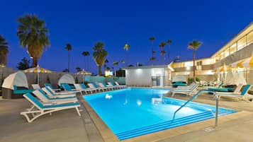 Piscine extérieure, cabanons gratuits, parasols de plage