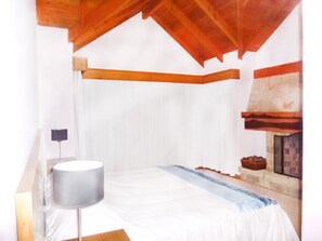 3 عدّة غرف نوم وخزنة داخل الغرفة وواي فاي وملاءات أسرّة