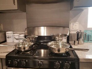 Réfrigérateur, four à micro-ondes, un four, surface de cuisson