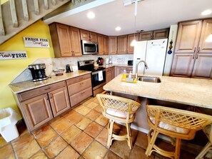 ثلاجة، ميكروويف، فرن، موقد طهي مسطح