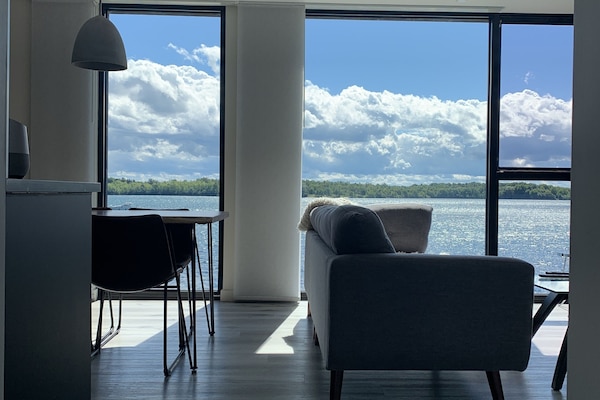 TV connectée, cheminée, livres