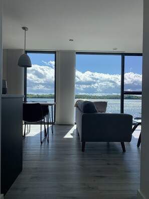 Smart TV, fireplace, books - St. Lawrence River Retreat (South Glengarry)