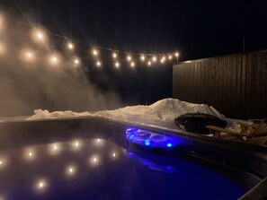Outdoor spa tub - St. Lawrence River Retreat (South Glengarry)
