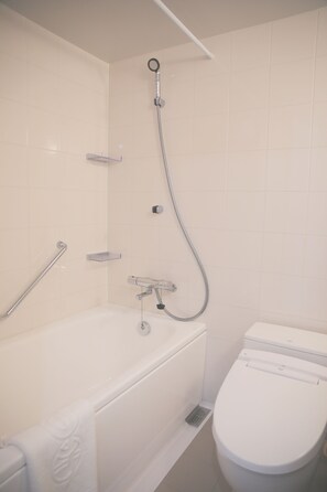 Deep soaking bathtub