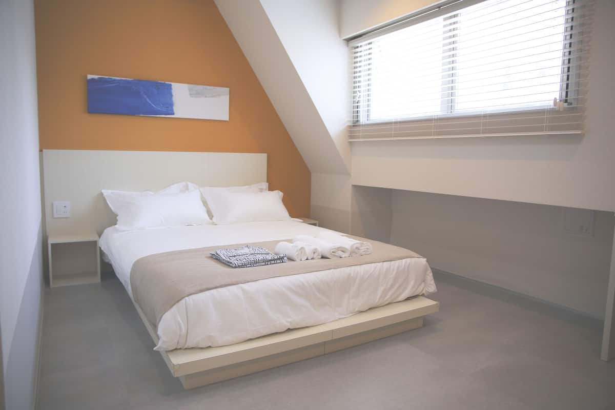 Desk, laptop workspace, free cots/infant beds, rollaway beds