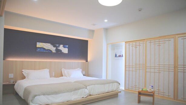 Desk, laptop workspace, free cots/infant beds, rollaway beds - colonhotel (Tokyo)