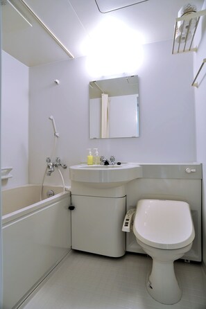 Traditional-Zimmer (Japanese Style) | Badezimmer | Duschwanne, kostenlose Toilettenartikel, Haartrockner, Hausschuhe