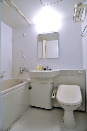 Japanese Style Room | Bathroom | Combined shower/bathtub, free toiletries, hair dryer, slippers