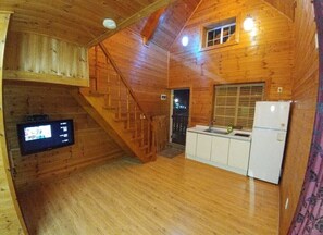 Refrigerador con congelador, microondas y parrilla de estufa