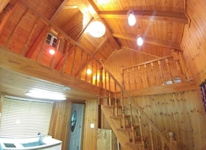 Refrigerador con congelador, microondas y parrilla de estufa