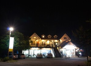 Fachada de la propiedad por la tarde o noche