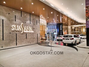 Une entrée d’hôtel moderne, avec une enseigne bien visible indiquant « SUA SANA RESIDENCE & SUITES ».