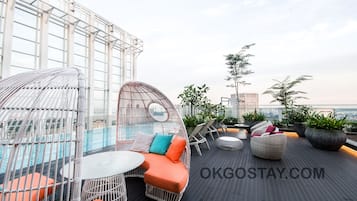 Poolside bar