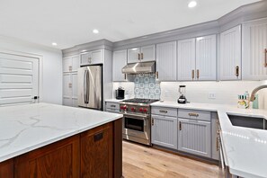 Fridge, microwave, oven, stovetop - Magnificent Family East Beach Escape! Private Pool, Short Walk To Beach (Saint Simons Island)