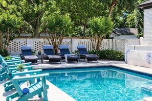 A heated pool - Magnificent Family East Beach Escape! Private Heated Pool, Putting Green, Short Walk To Beach (Saint Simons Island)